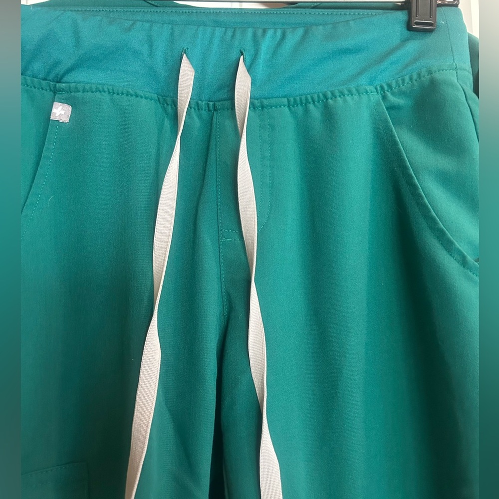 Figs Green Scrub Set - Picture 6 of 8